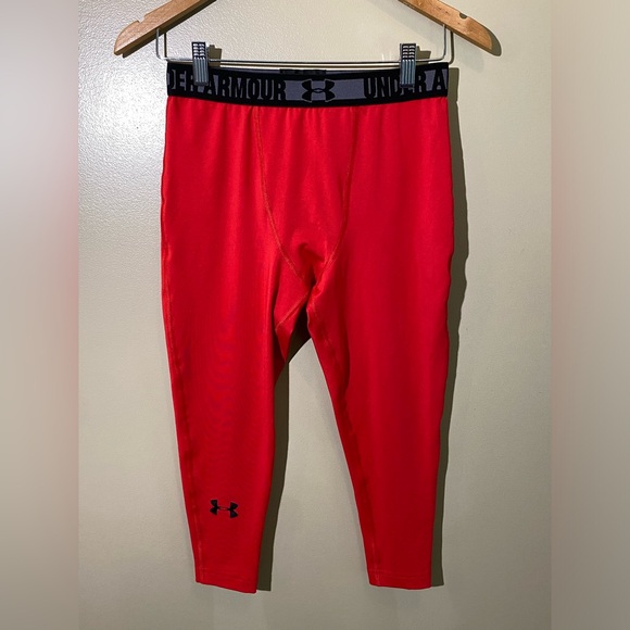 Under Armour: Red and Black HeatGear Compression Cropped Leggings - Picture 7 of 15